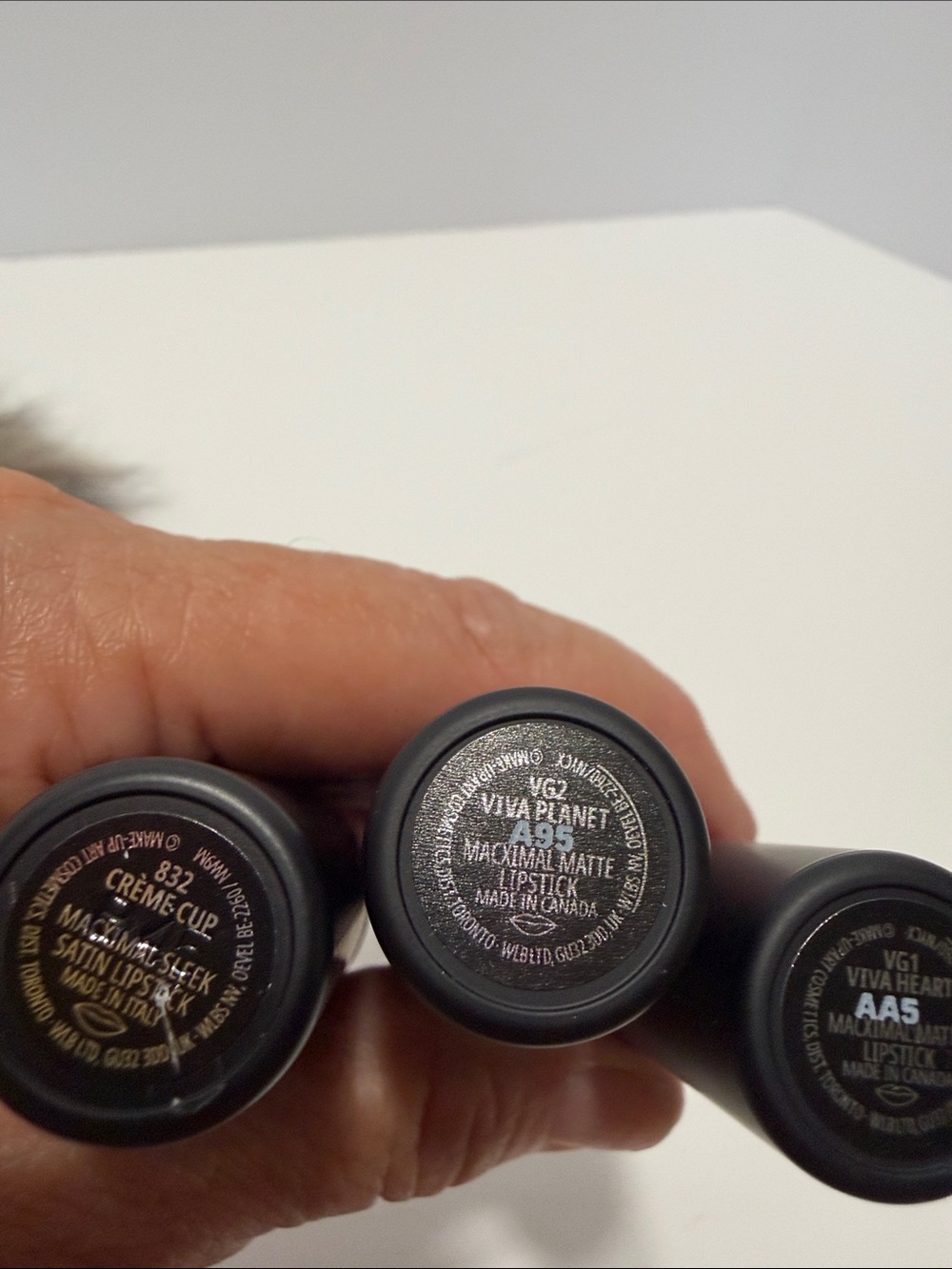 3 MAC Lipsticks 832 crème cup, vg2 viva planet, vg1 viva heart satin/matte - Picture 4 of 4